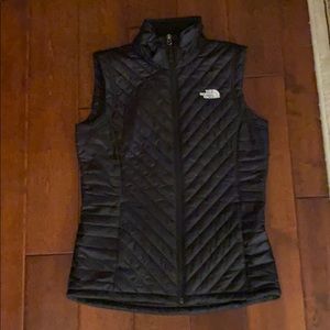 This is a north face light weight jacket for women